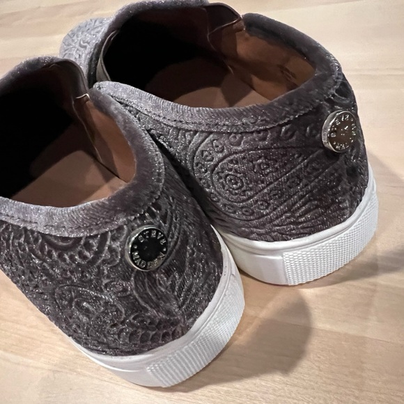 Steve Madden women’s sz 8.5 velvet shoe.Only wore around house once to try New. - Picture 3 of 4